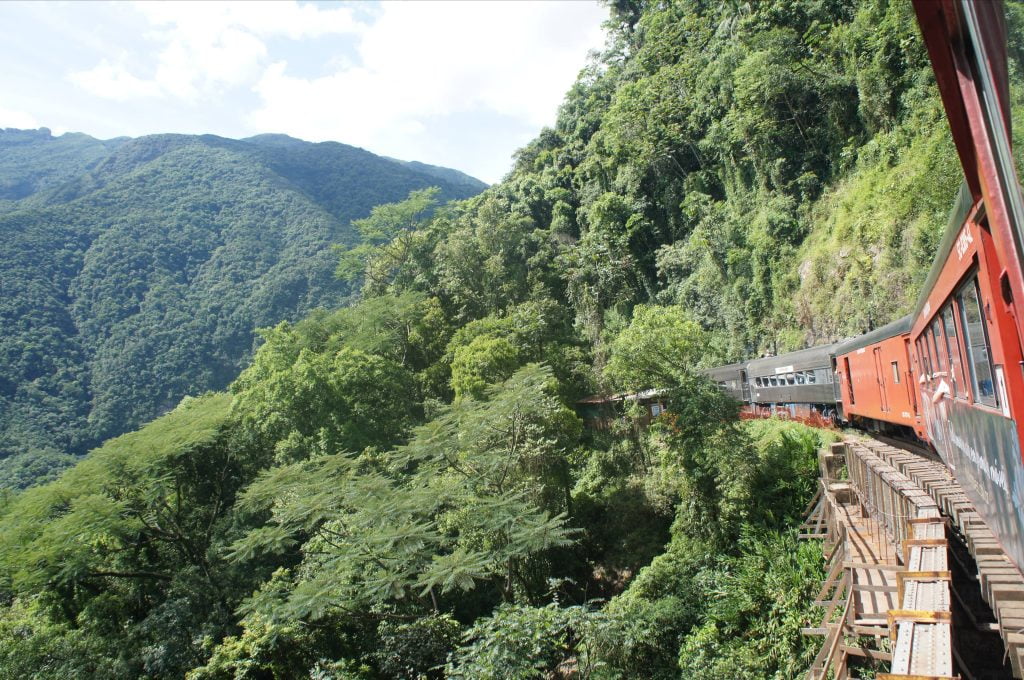 Trem na Serra do Mar indo para Morretes e Antonina é destaque entre os Passeios na Serra do Mar do Paraná